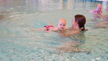 Moeder en kind tijdens de ouder- en kindzwemles