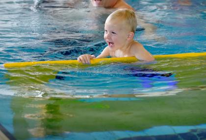 Kind tijdens privé-zwemles in De Hout