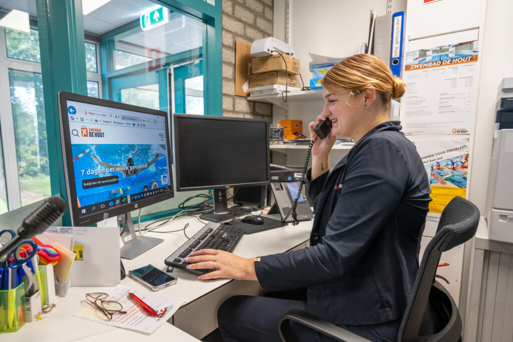 Receptioniste bij zwembad De Hout